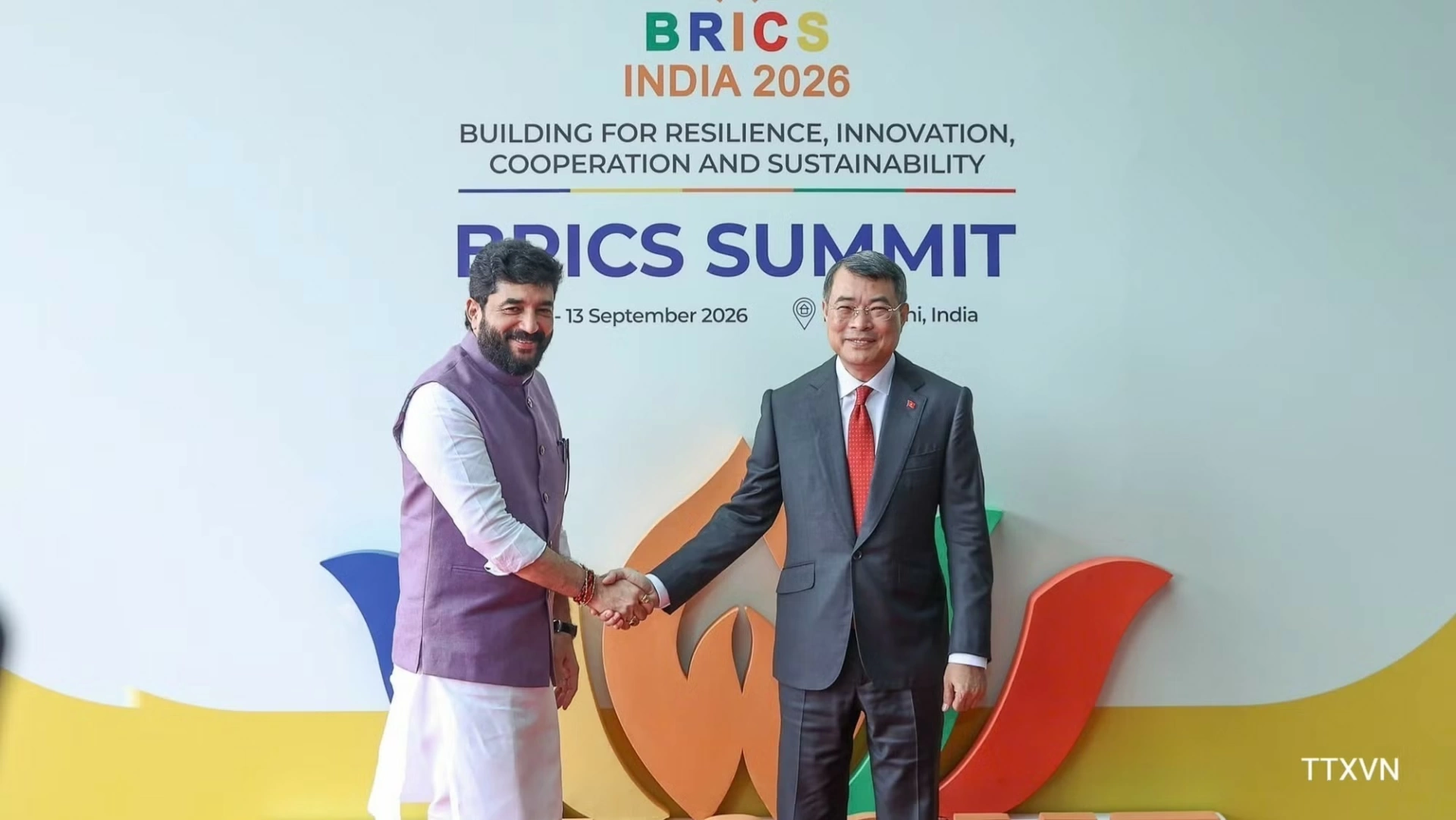 Quan chức cấp cao Ấn Độ đón Thủ tướng Lê Minh Hưng tại sân bay quốc tế Indira Gandhi, thủ đô New Delhi, ngày 12/9/2026. Ảnh: TTXVN