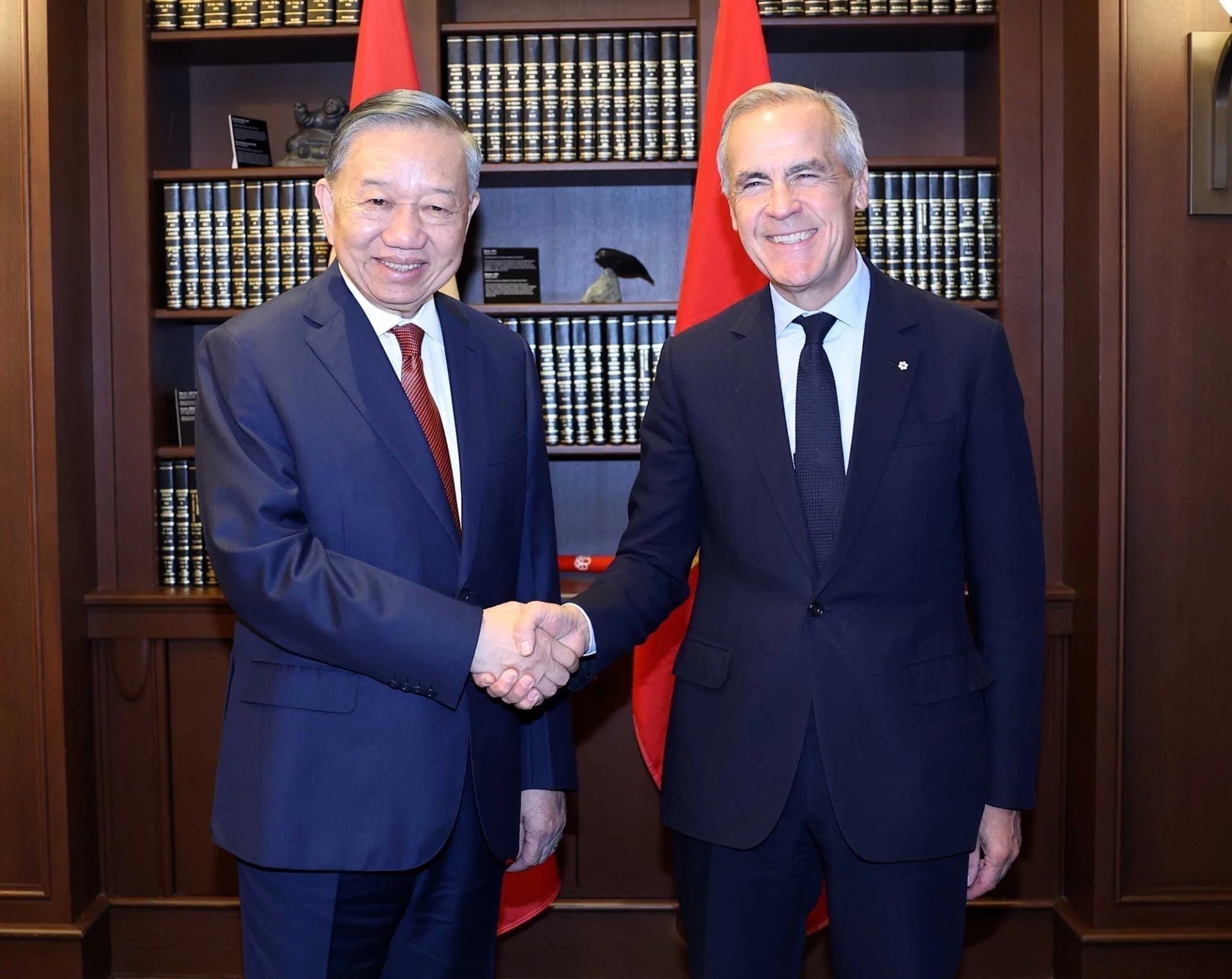 General Secretary and President To Lam shakes hands with Canadian Prime Minister Mark Carney. (Photo: VNA)