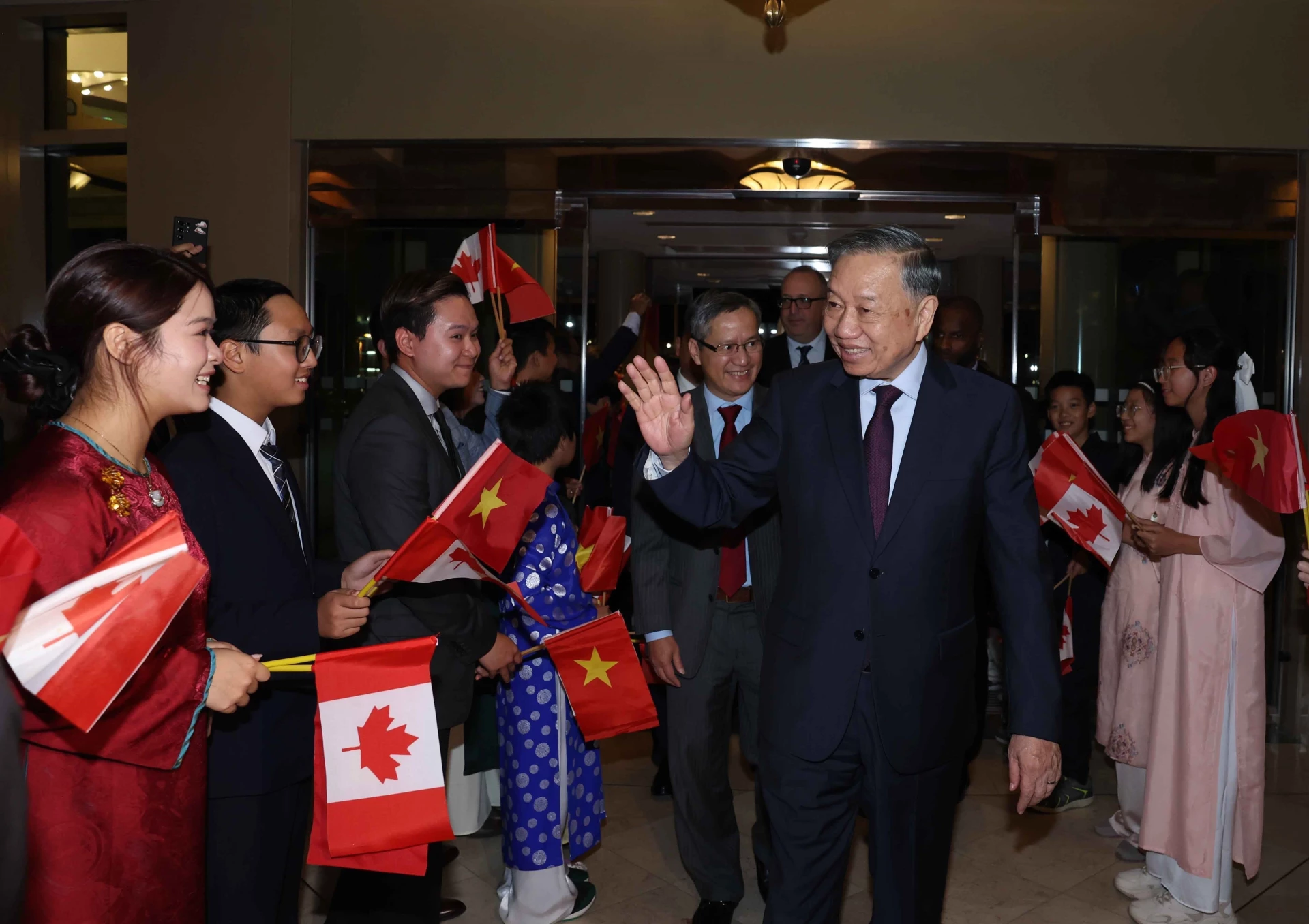 Cán bộ, nhân viên Đại sứ quán và đại diện cộng đồng người Việt Nam tại Canada đón Tổng Bí thư, Chủ tịch nước Tô Lâm. Ảnh: Thống Nhất – TTXVN