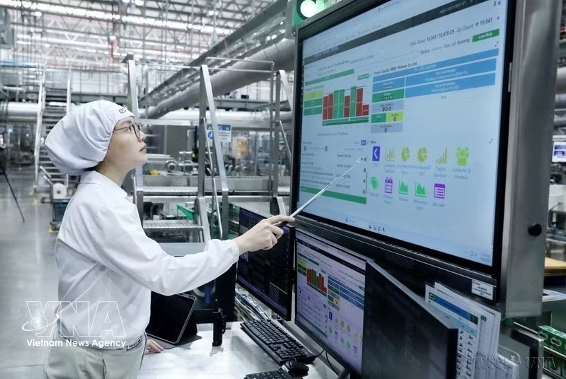 A worker at the Bong Sen factory of Nestlé Vietnam is operating the production line using an automated control panel. (Photo: VNA)