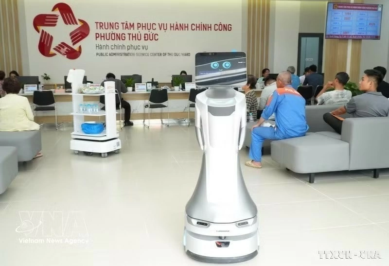 Thu Duc ward, Ho Chi Minh City, has put a robot into trial operation to assist residents with procedures for online public services. (Photo: VNA)f