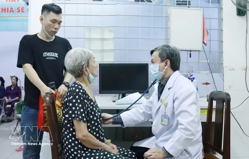 A doctor from Cho Ray Hospital provides health screening for a resident at the Cho Lon ward Medical Station. (Photo: VNA)