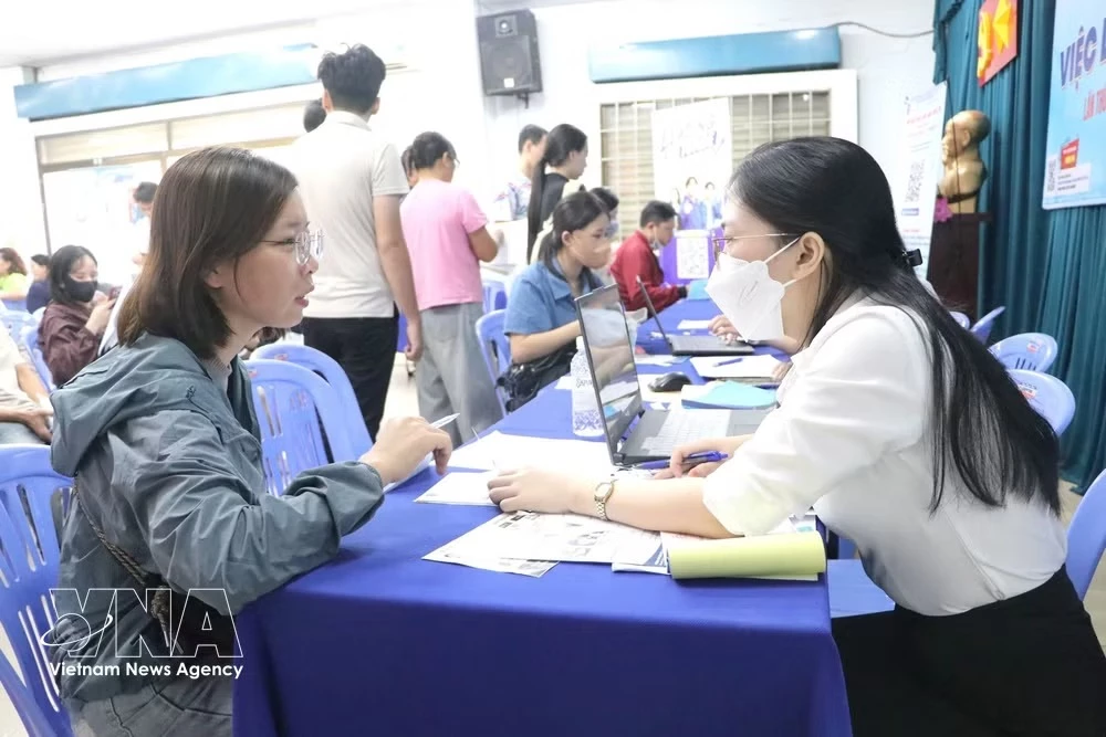 Job seekers attend a job fair at the headquarters of the Ho Chi Minh City Employment Service Centre. (Photo: VNA)