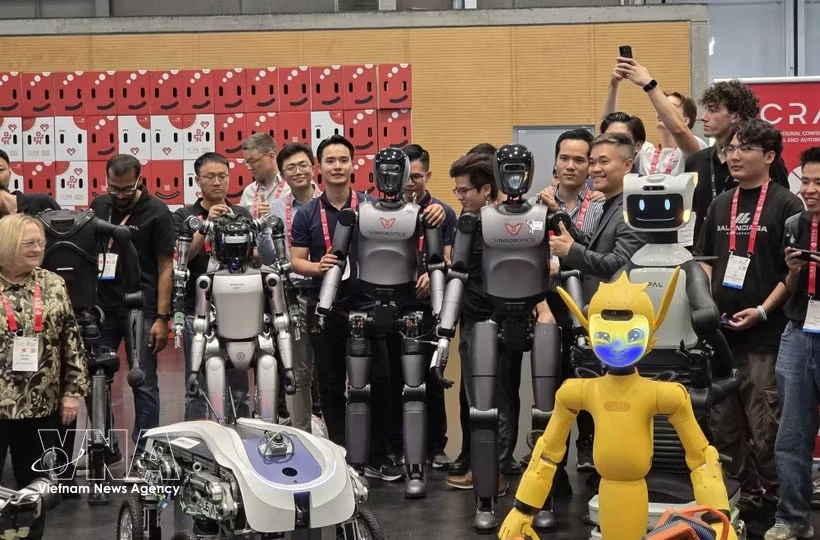 VinRobotics VR-H3 robot participates in the robot parade at ICRA 2026 (Photo: VNA)
