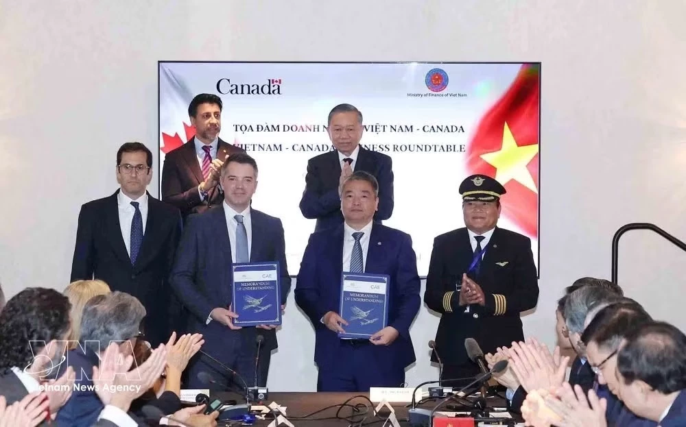 General Secretary of the Communist Party of Viet Nam Central Committee and President To Lam and Canadian Minister of International Trade Maninder Sidhu witness the exchange of cooperation documents between businesses of the two countries. (Photo: VNA)