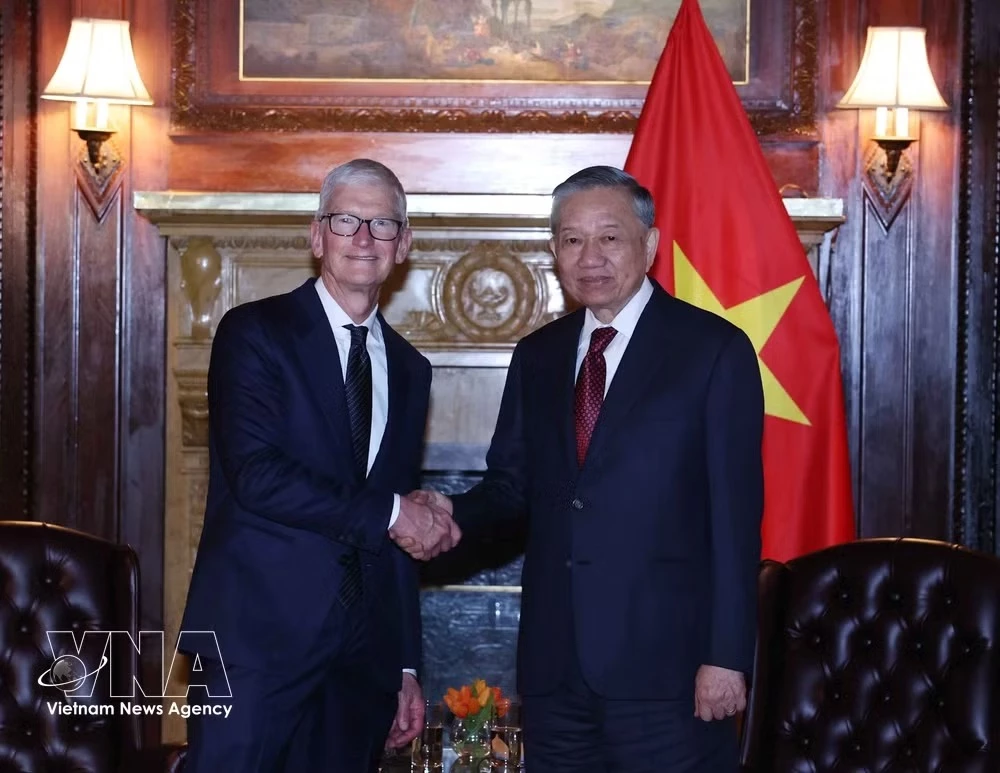 General Secretary of the CPV Central Committee and President To Lam (right) meets with Apple Executive Chair Tim Cook in New York on the afternoon of September 21 (local time). (Photo: VNA)