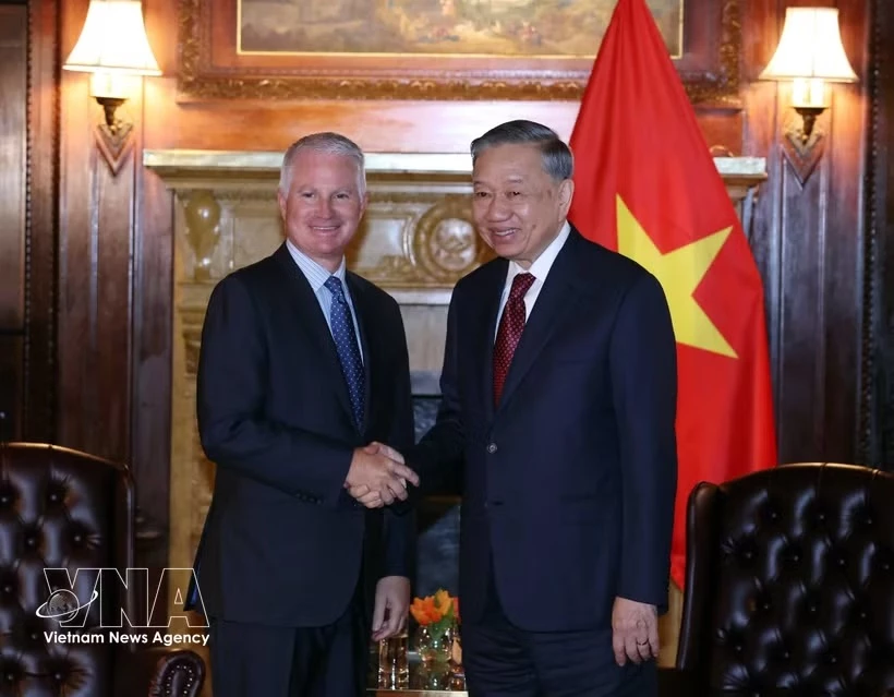 General Secretary of the CPV Central Committee and President To Lam (right) meets with Chairman of Warburg Pincus Chip Kaye in New York on the afternoon of September 21 (local time). (Photo: VNA)