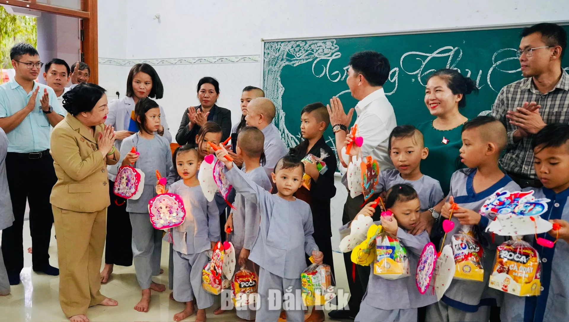 Đoàn công tác và lãnh đạo địa phương tặng quà, vui trung thu cùng các cháu.