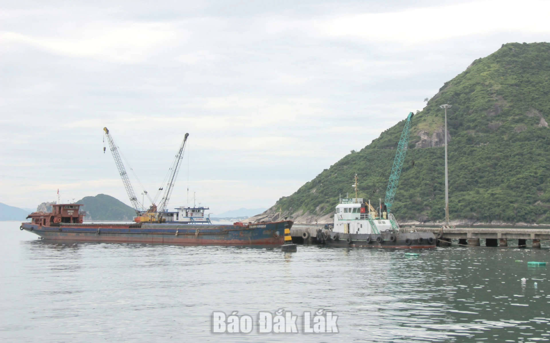 Tàu ra vào bốc hàng tại cảng Vũng Rô.