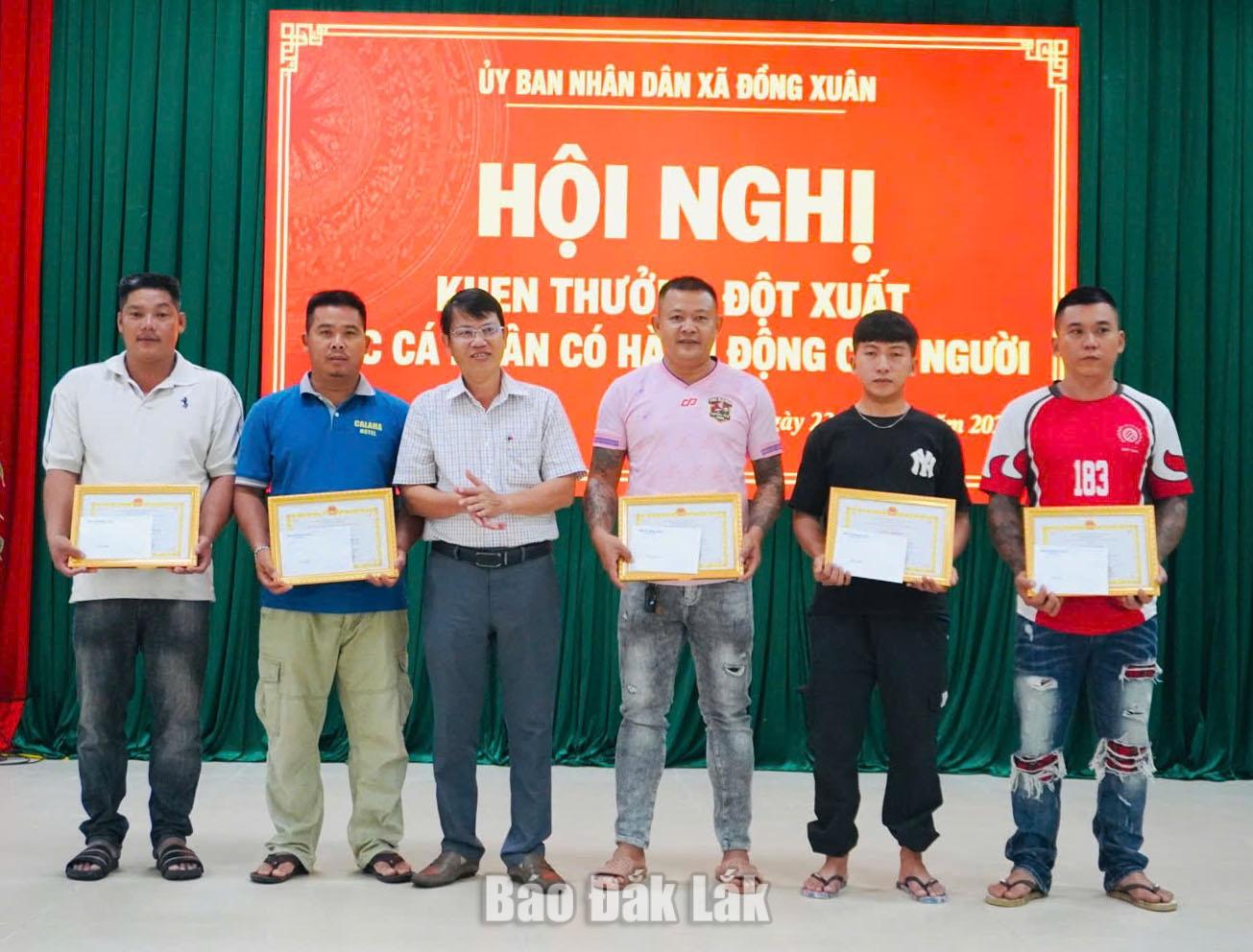 Chủ tịch UBND xã Đồng Xuân khen thưởng hành động dũng cảm cứu người của các cá nhân.
