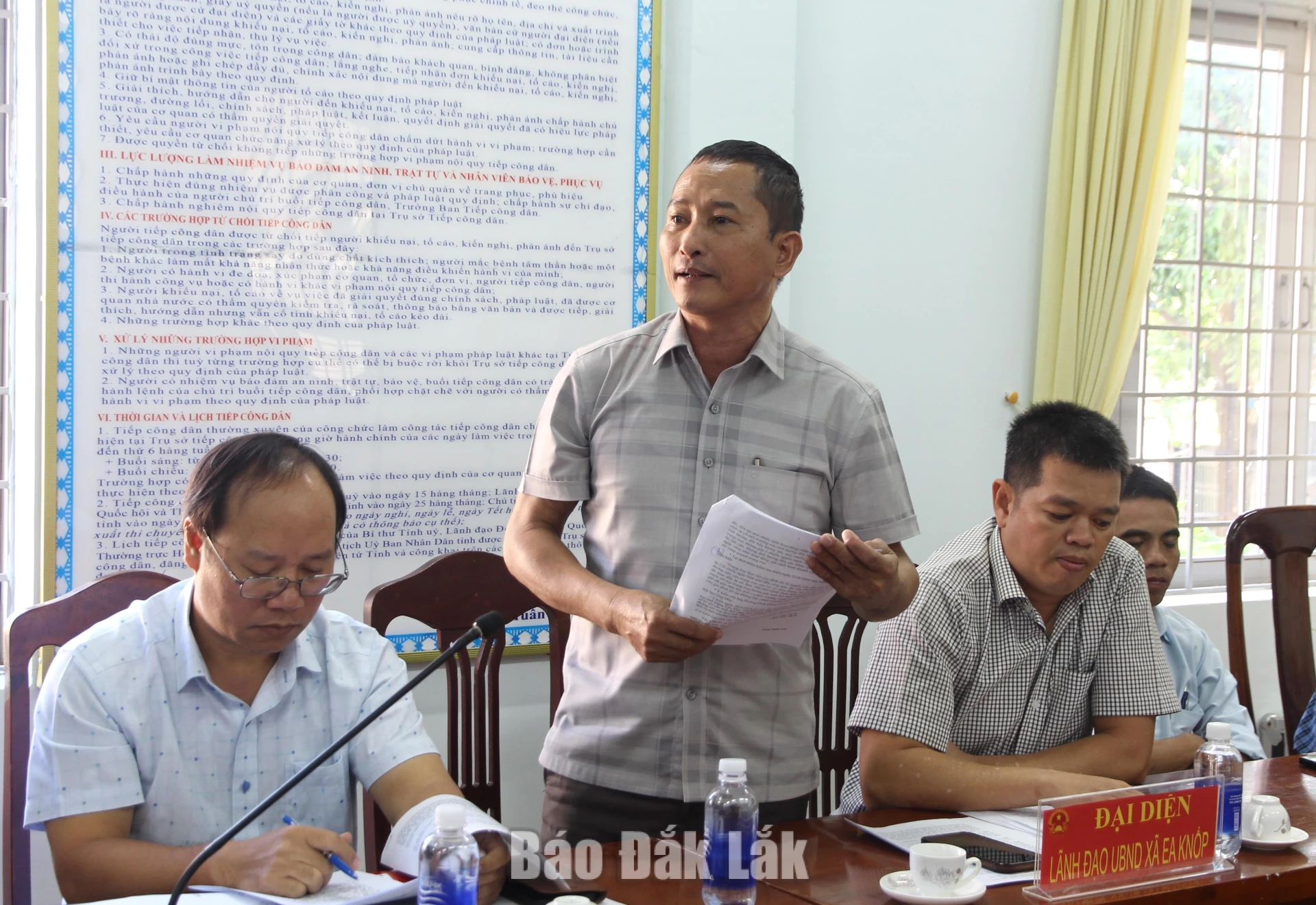 Đại diện lãnh đạo UBND xã Ea Knốp nêu ý kiến tại buổi tiếp công dân.