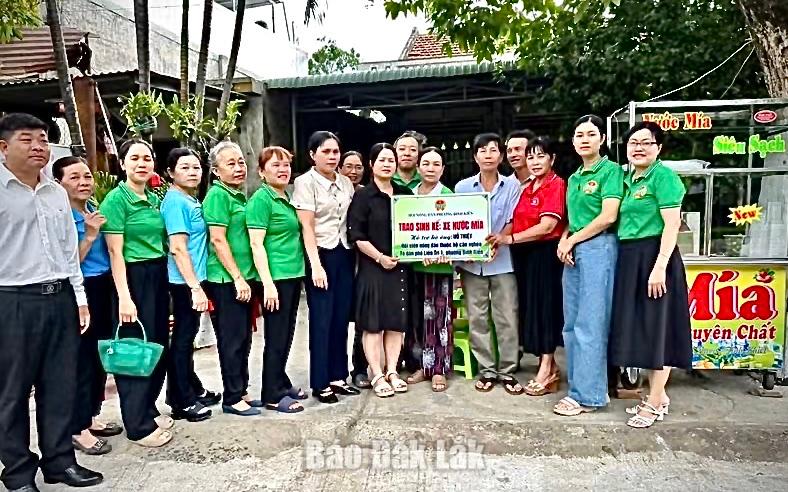Hội Nông dân phường Bình Kiến tặng xe nước mía cho ông Hồ Thiệt.