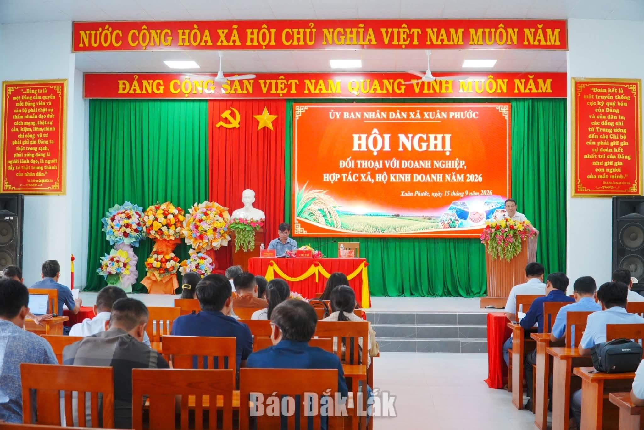 Các đại biểu tham gia buổi gặp mặt, đối thoại với chính quyền địa phương.