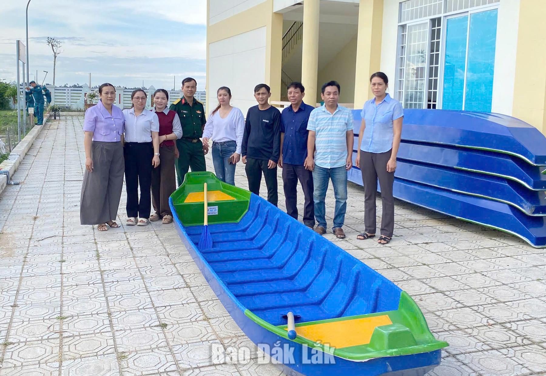 Đại diện các thôn nhận xuồng được bàn giao.