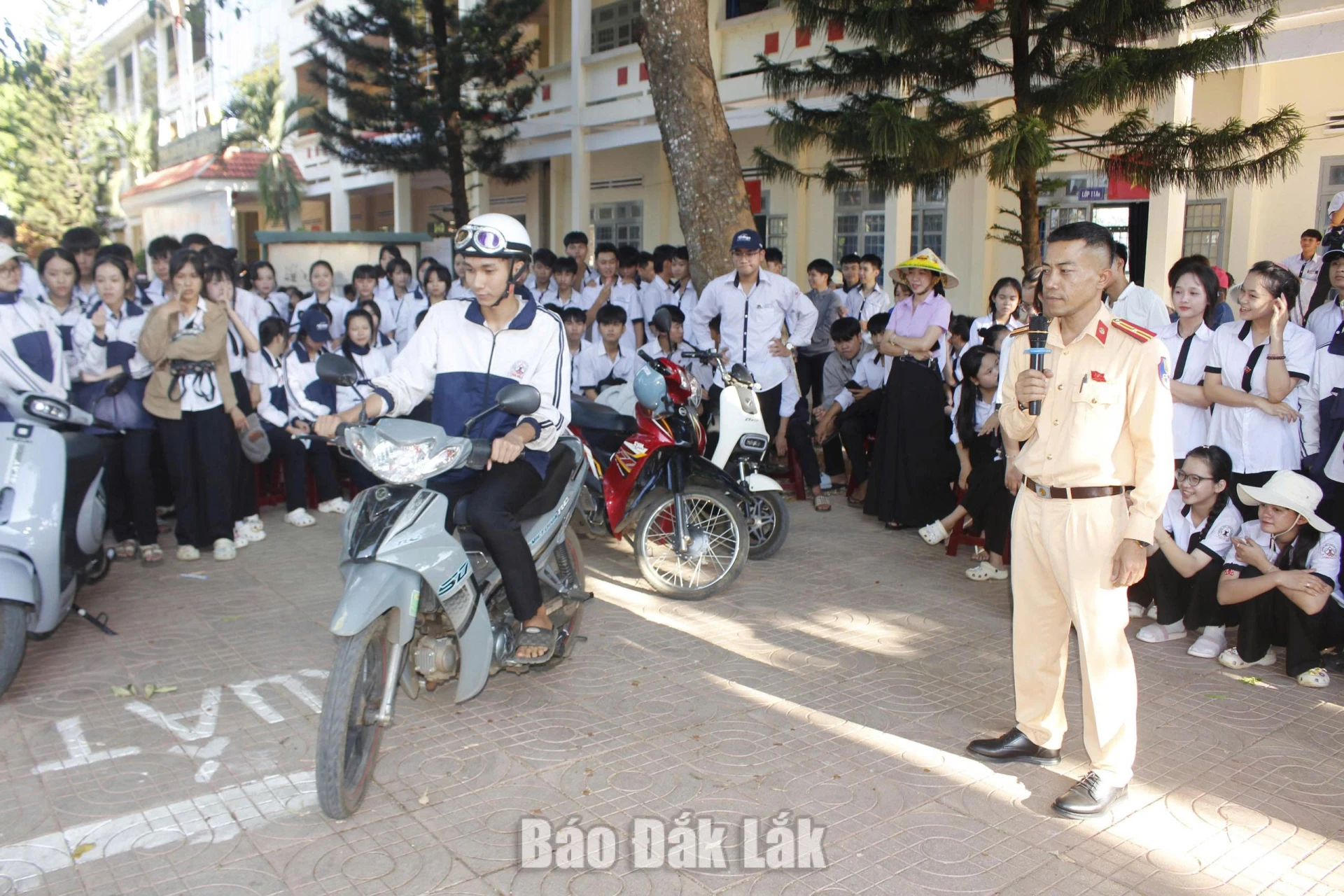 Cảnh sát giao thông hướng dẫn học sinh 