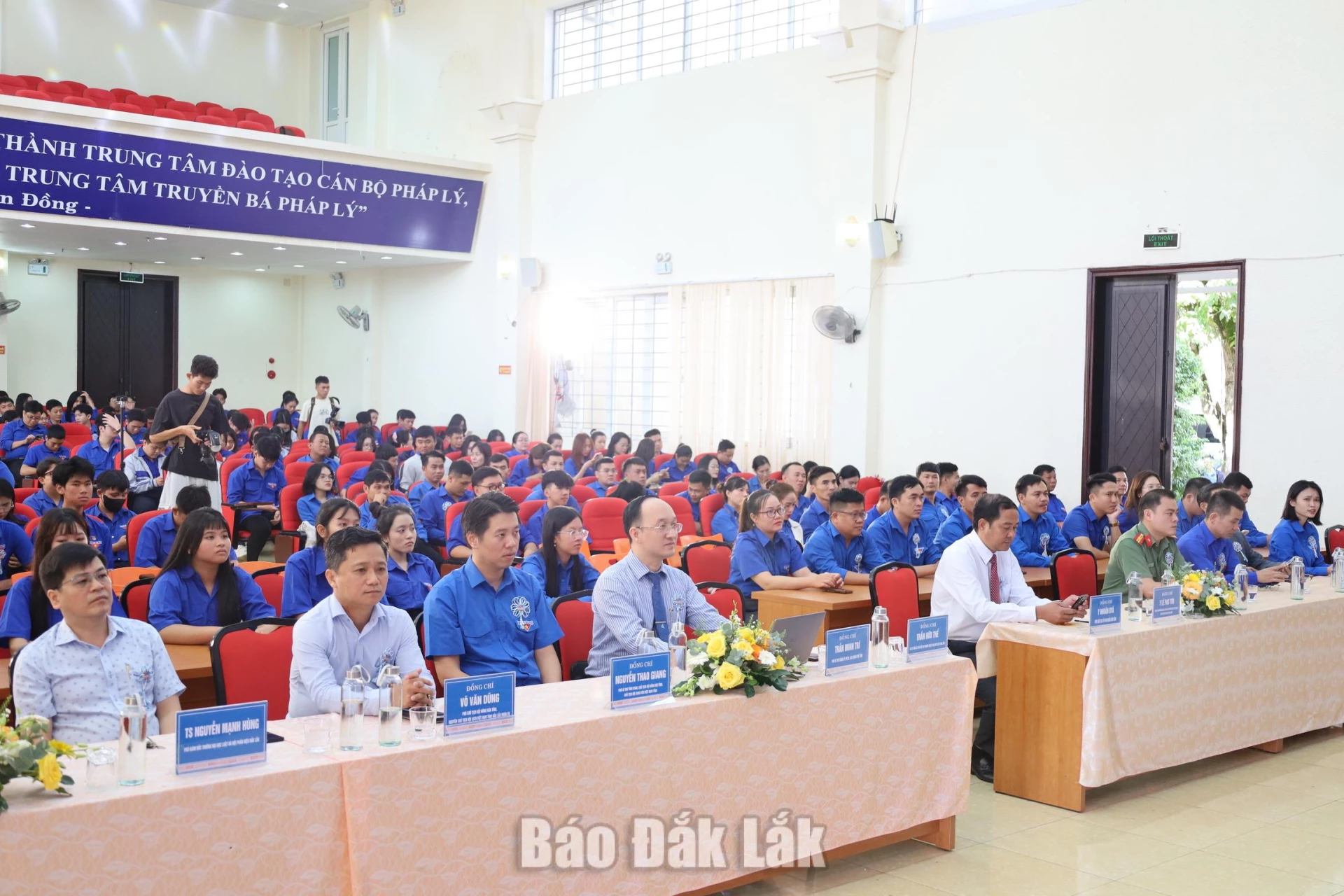 Các đại biểu dự buổi lễ.