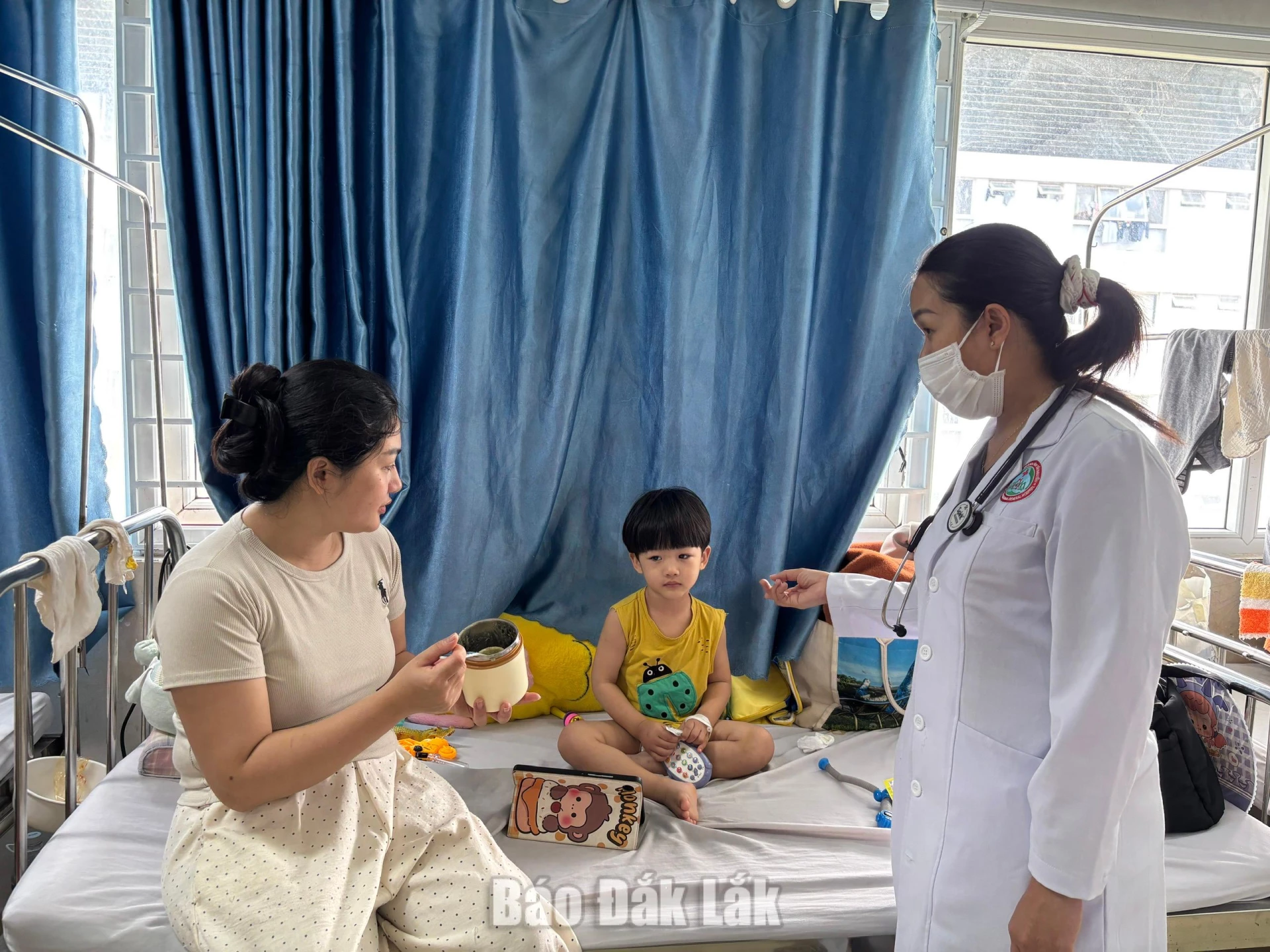 Bác sĩ hướng dẫn phụ huynh cách chăm sóc trẻ đúng cách khi bị cúm mùa. Ảnh: Đình Thi

