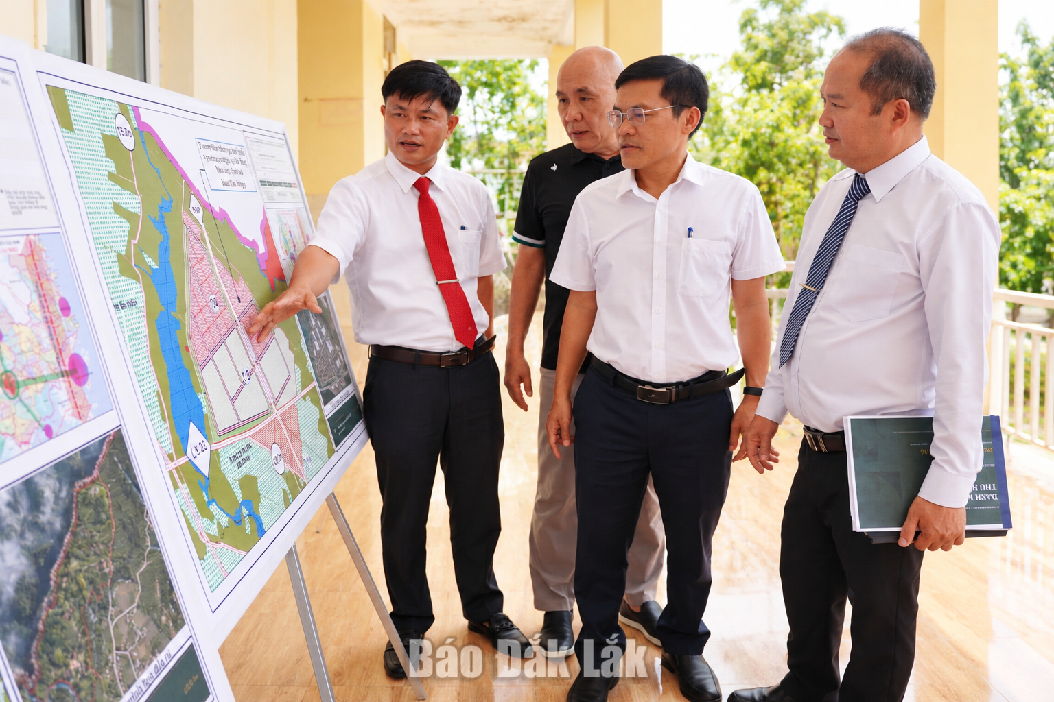Lãnh đạo xã Ea Ning trao đổi về phương án Quy hoạch chung xã Ea Ning đến năm 2050.