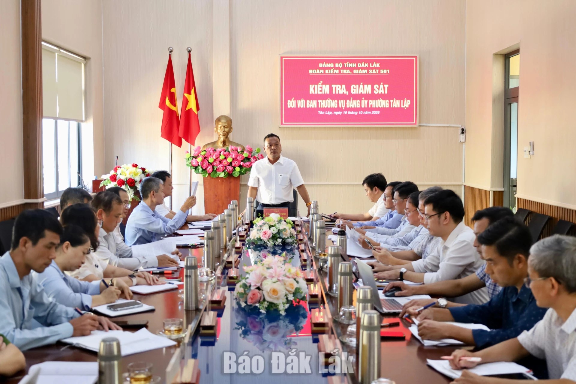 Các đại biểu tham dự buổi làm việc.