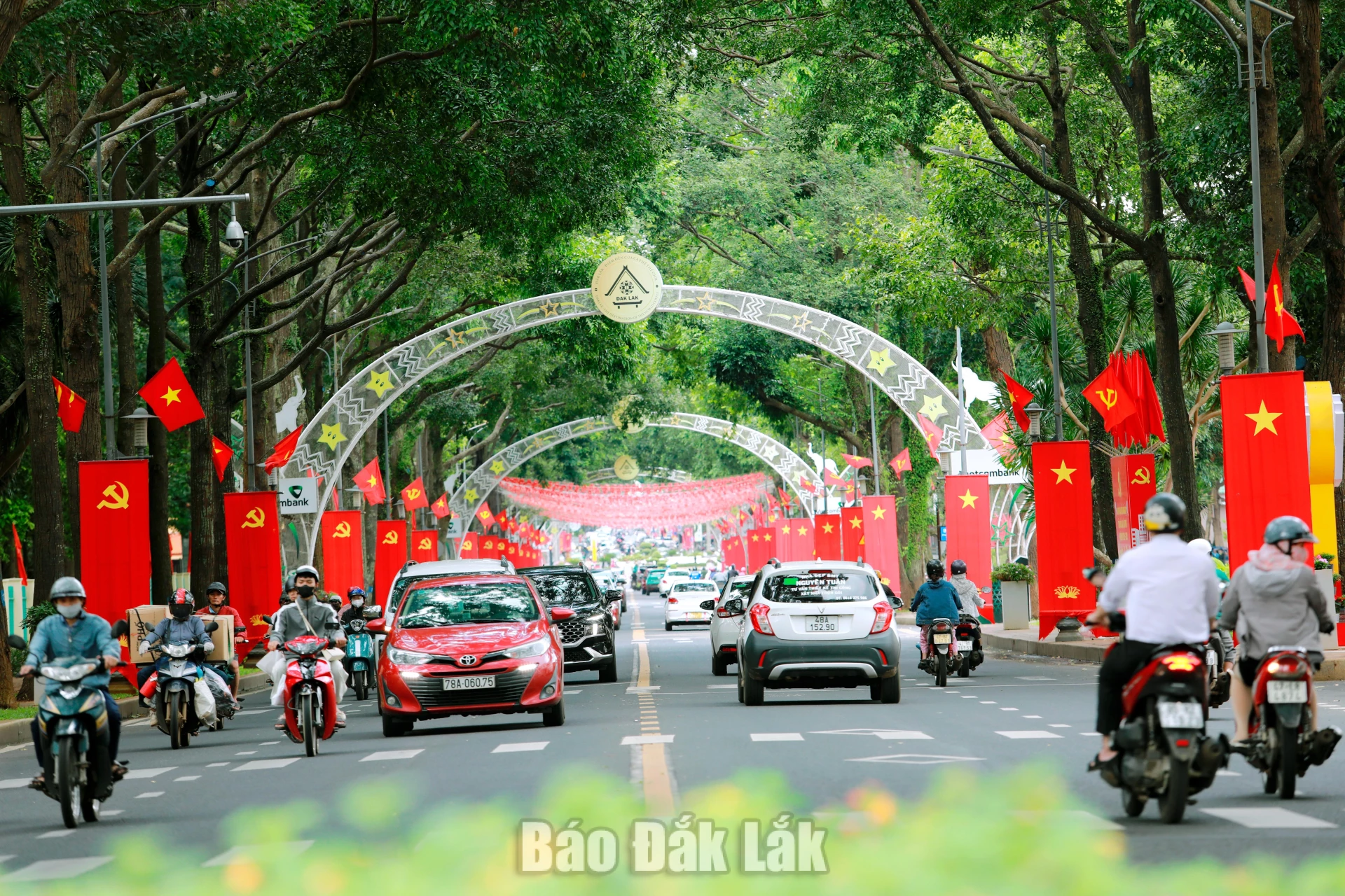 Nhiều tuyến đường chính ở đô thị Buôn Ma Thuột có nhiều cây xanh mướt quanh năm, tạo điểm nhấn cho đô thị.