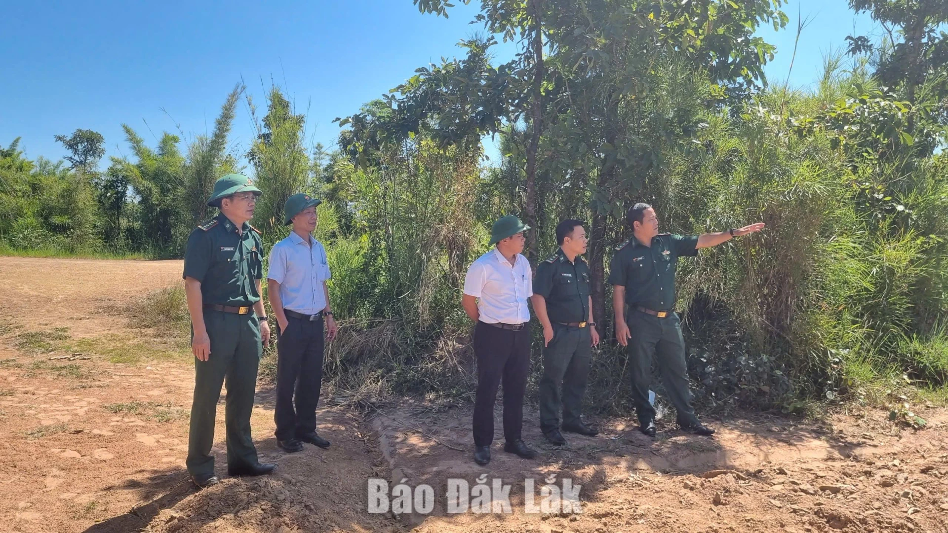
Lãnh đạo Ban Chỉ huy Bộ đội Biên phòng tỉnh và lãnh đạo địa phương khảo sát thực tế khu vực thực hiện dự án. 