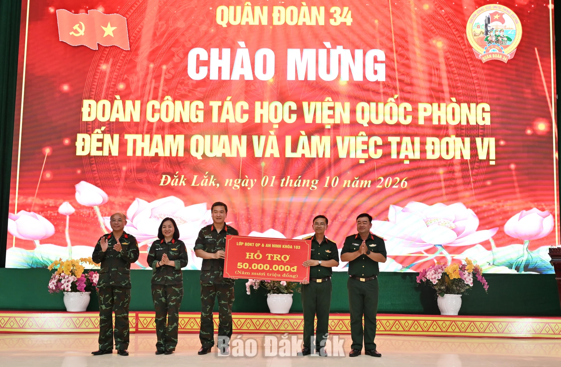 Lớp bồi dưỡng kiến thức quốc phòng và an ninh đối tượng 1, khóa 103 trao 50 triệu đồng hỗ trợ cán bộ, chiến sĩ Trung đoàn Bộ binh 66 có hoàn cảnh khó khăn.