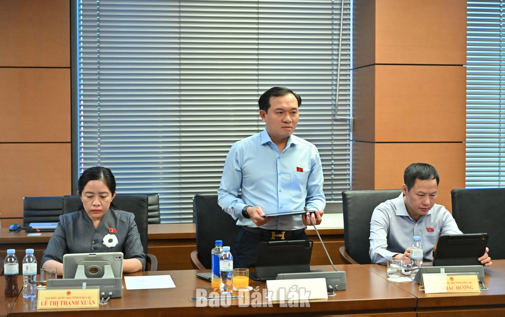 đại biểu Bùi Thanh Toàn, Ủy viên Ban Thường vụ Tỉnh ủy, Giám đốc Sở Khoa học và Công nghệ đóng góp ý kiến thảo luận. Ảnh: Đoàn ĐBQH tỉnh cung cấp