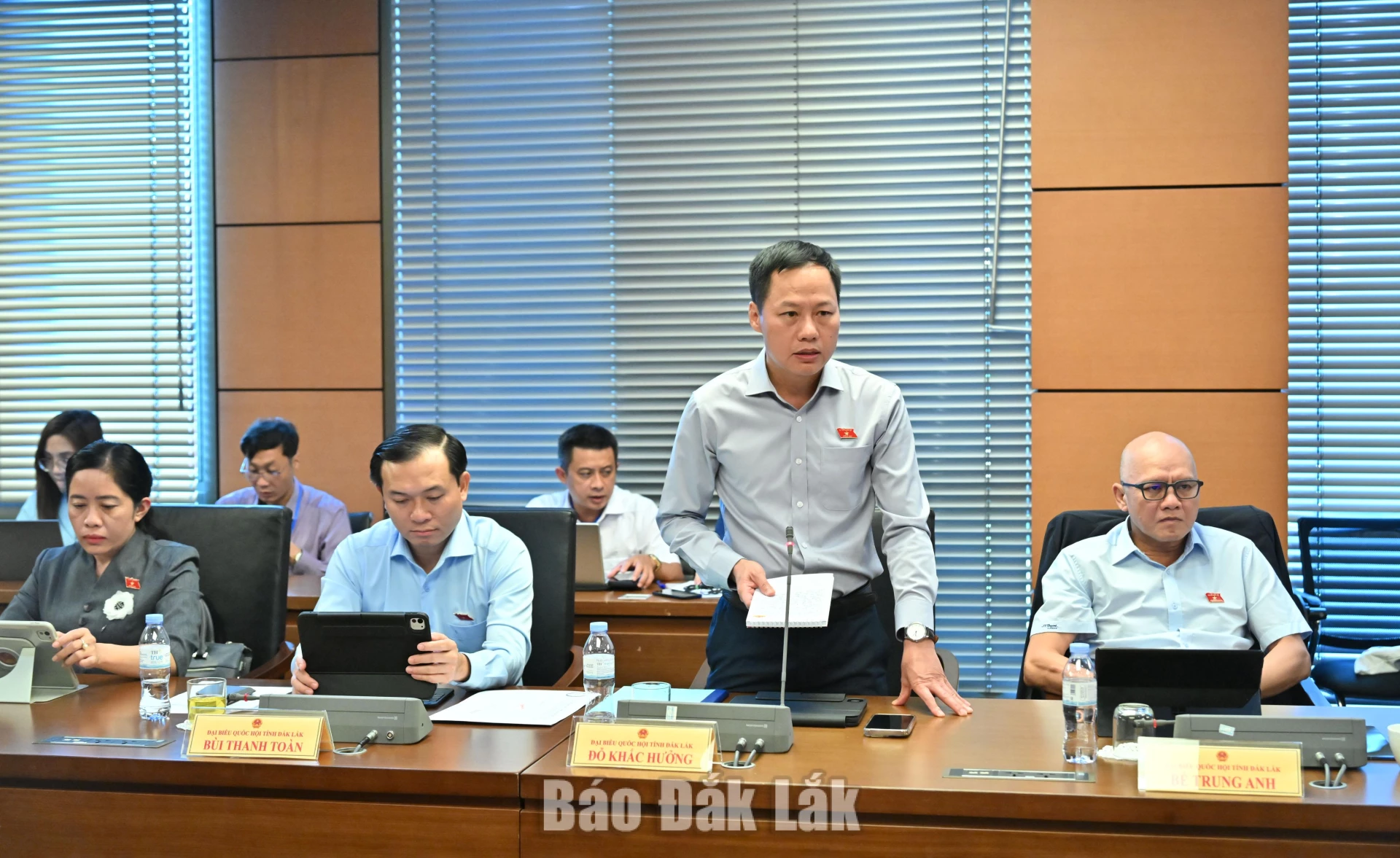 Đại biểu Đỗ Khắc Hưởng (Ủy viên là ĐBQH hoạt động chuyên trách tại Ủy ban Dân nguyện và Giám sát của Quốc hội) phát biểu thảo luận. Ảnh: Đoàn ĐBQH tỉnh cung cấp