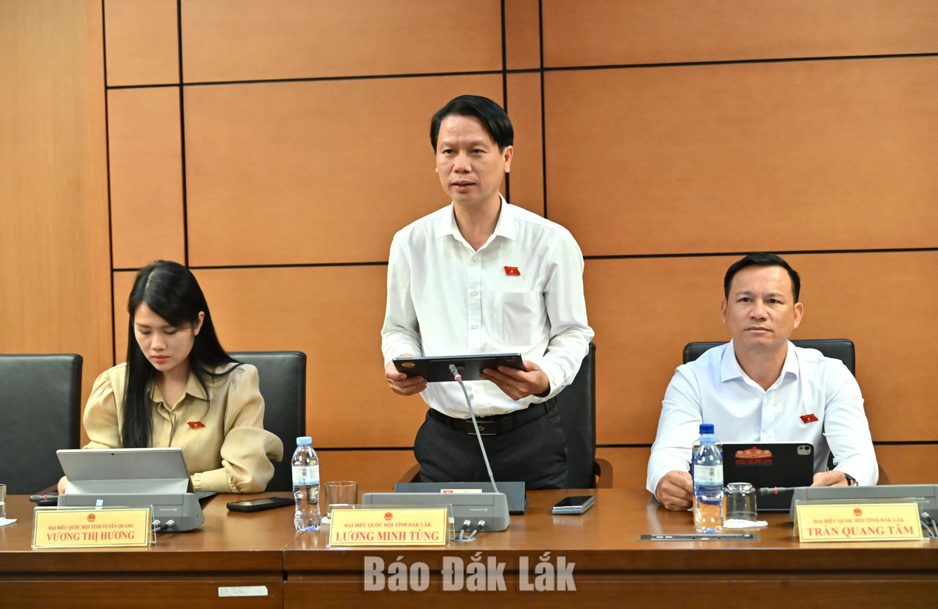 Đại biểu Lương Minh Tùng, Phó Chủ tịch Ủy ban MTTQ Việt Nam tỉnh, Bí thư Tỉnh Đoàn đóng góp ý kiến xây dựng dự thảo luật. Ảnh: Đoàn ĐBQH tỉnh cung cấp