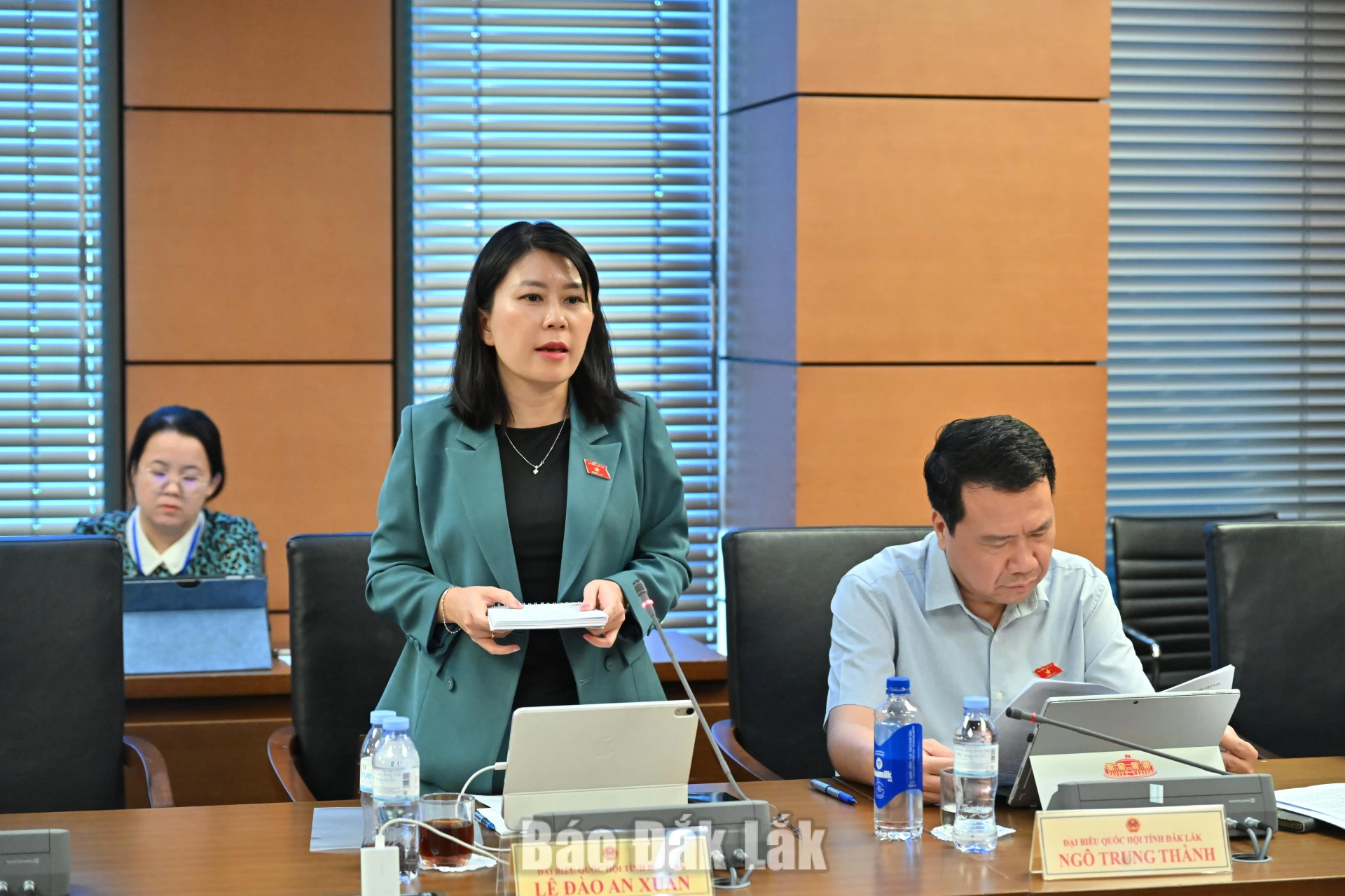 Đại biểu Lê Đào An Xuân, Phó Trưởng đoàn chuyên trách Đoàn ĐBQH tỉnh phát biểu thảo luận. Ảnh: Đoàn ĐBQH tỉnh cung cấp