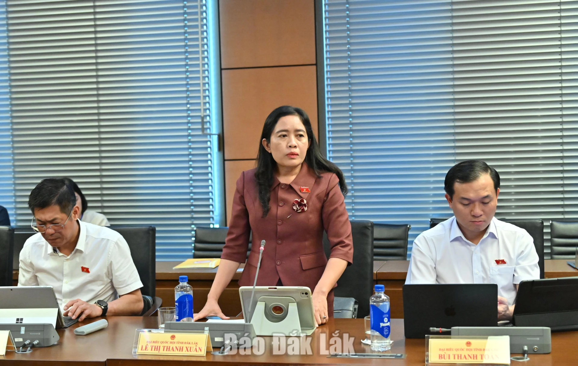 Đại biểu Lê Thị Thanh Xuân, Giám đốc Sở GD-ĐT phát biểu thảo luận. Ảnh: Đoàn ĐBQH tỉnh cung cấp