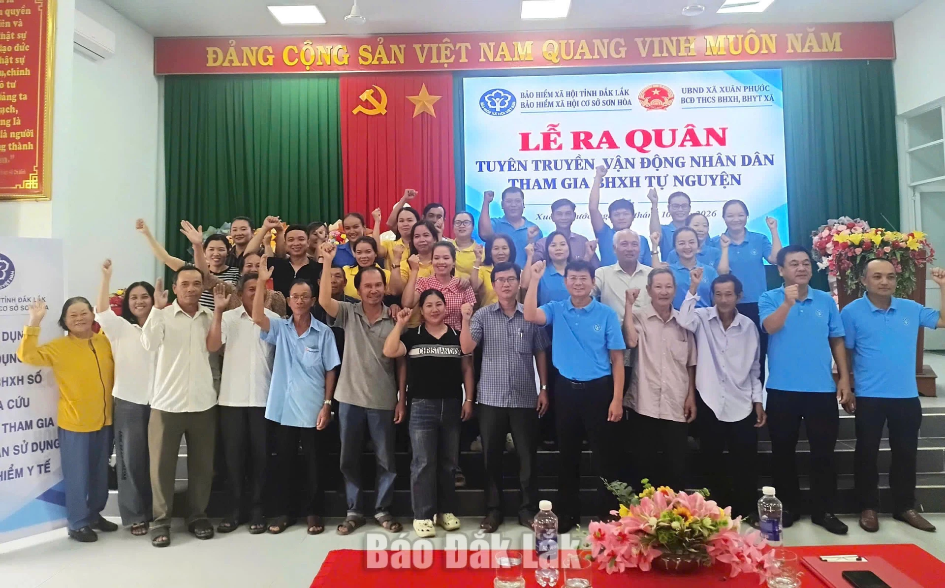 Cán bộ BHXH cơ sở Sơn Hòa cùng các đại biểu tại lễ ra quân