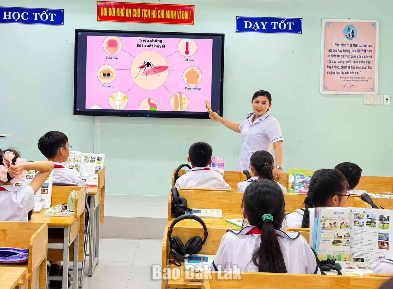 Tuyên truyền phòng chống sốt xuất huyết cho học sinh.