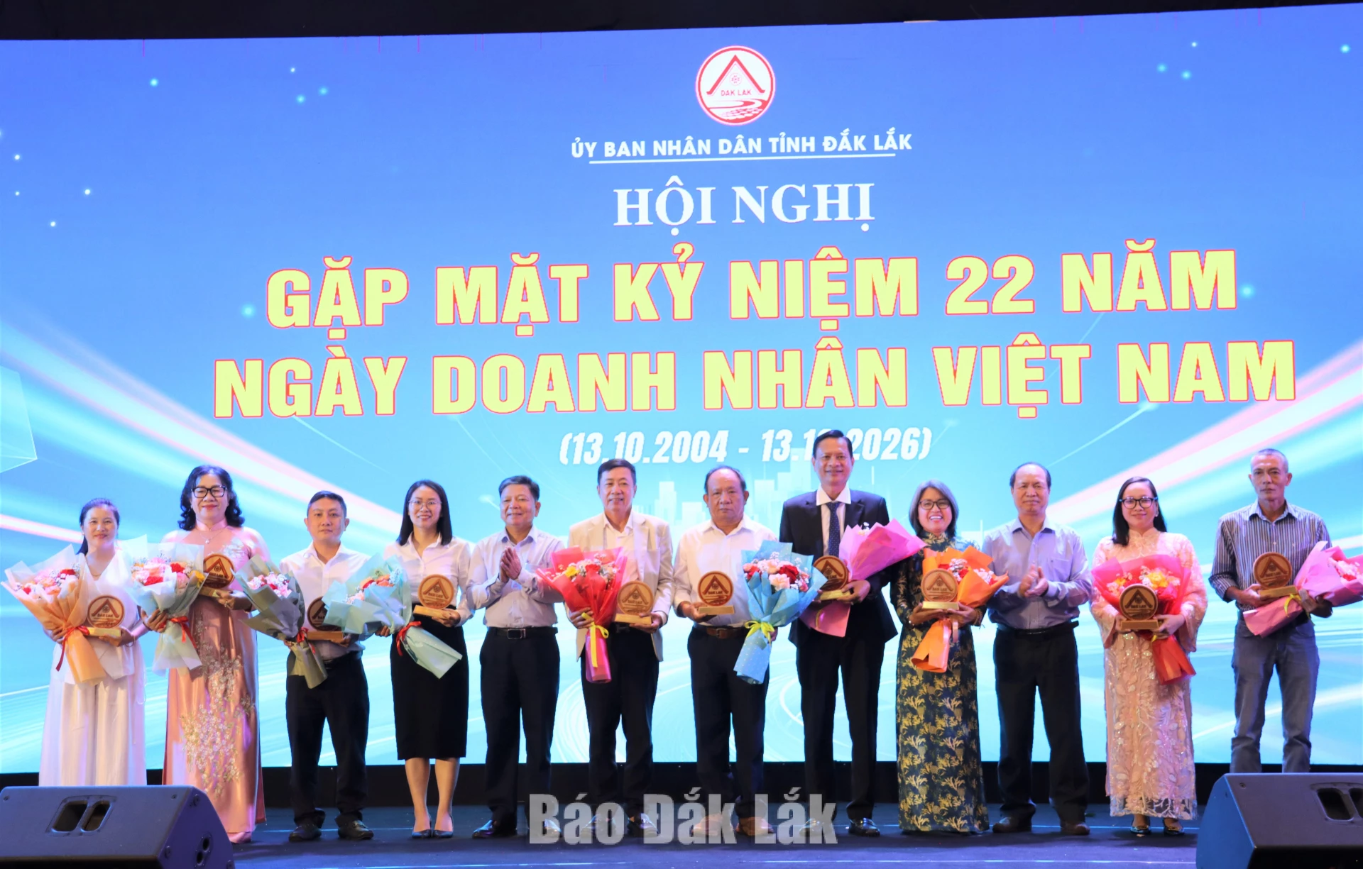 UBND tỉnh cũng tặng Biểu trưng cho Top 50 doanh nghiệp tiêu biểu của tỉnh; tặng Kỷ niệm chương cho Top 100 doanh nghiệp tiêu biểu của tỉnh.