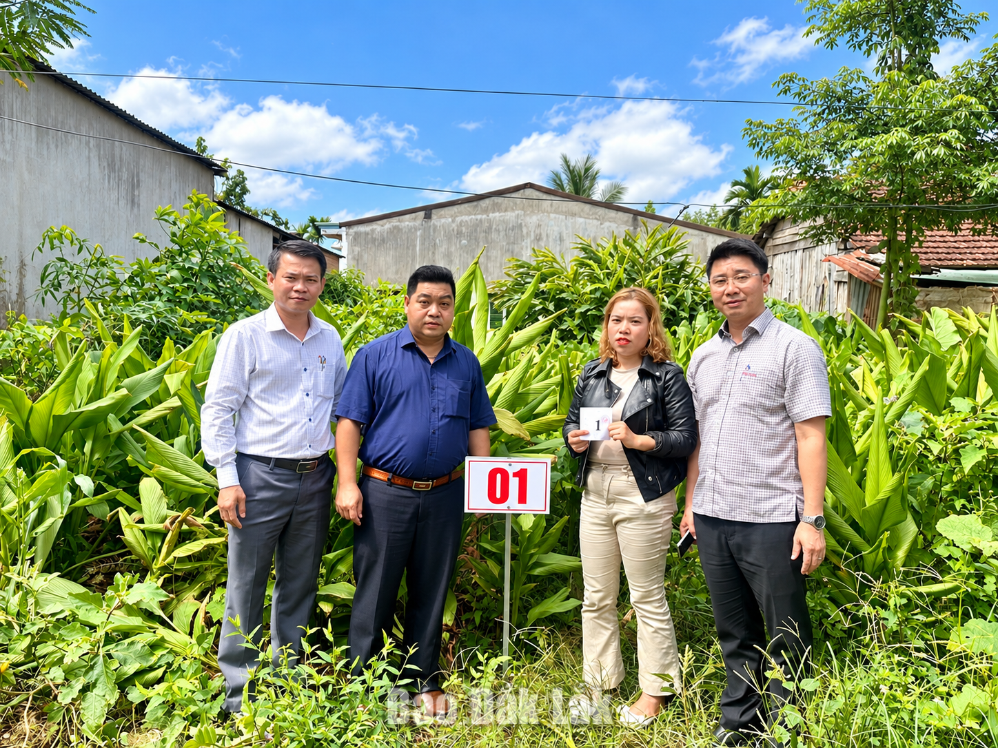 Đại diện chính quyền địa phương cùng người dân kiểm tra thực địa, xác định vị trí đất ở được hỗ trợ theo Đề án 104 của Chính phủ tại xã Ea Ktur.