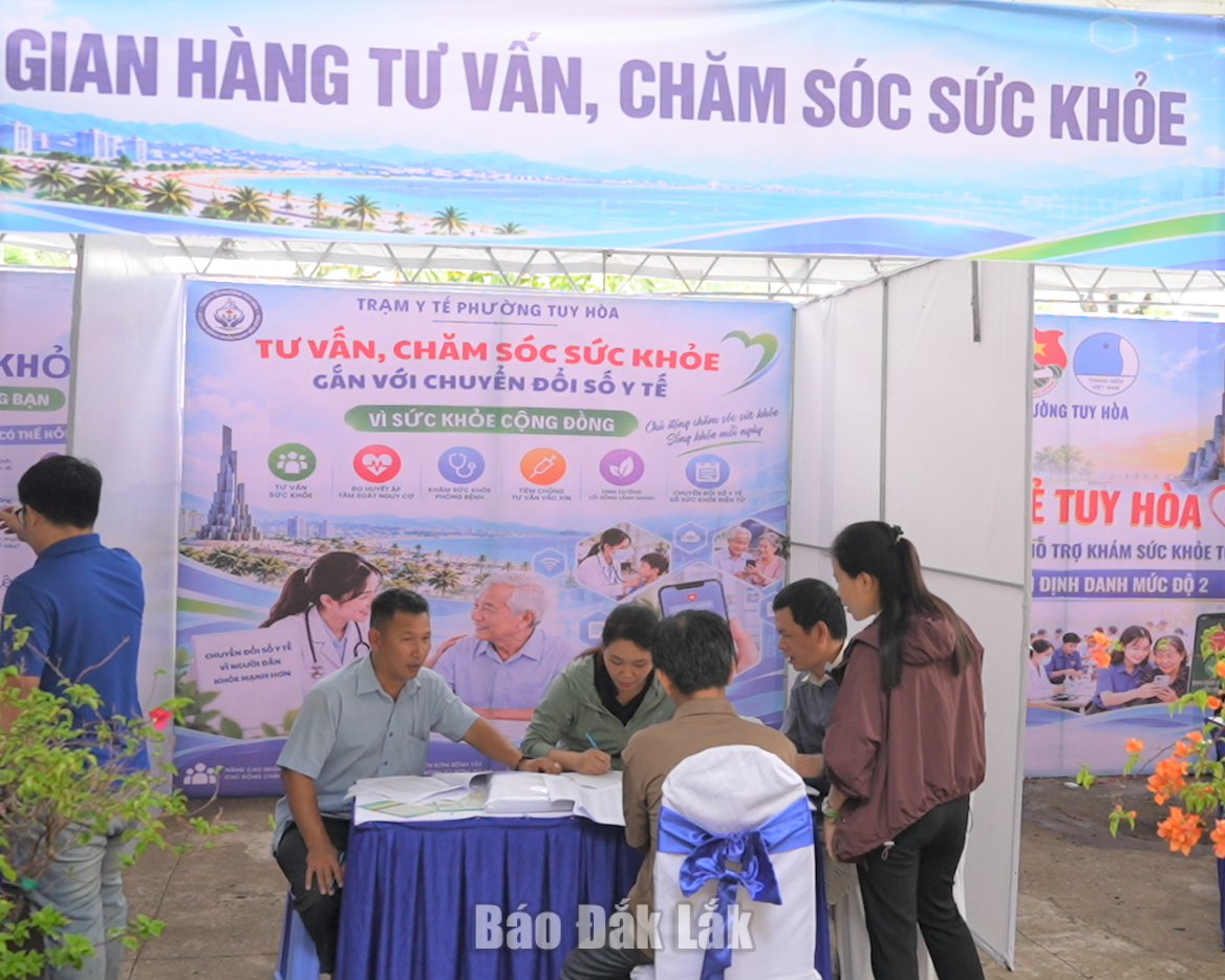 Các gian hàng tư vấn, chăm sóc sức khỏe gắn với ứng dụng công nghệ số tại Ngày hội khám sức khỏe toàn dân phường Tuy Hòa.