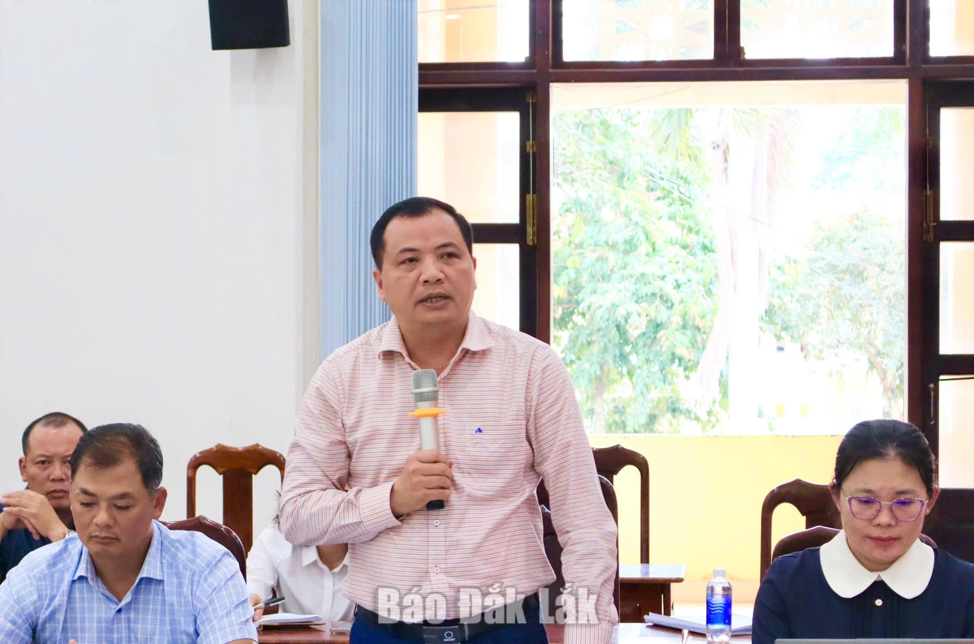Bí thư Đảng ủy, Chủ tịch UBND xã Dray B hăng Nghiêm Văn Chuẩn phát biểu tại buổi làm việc.