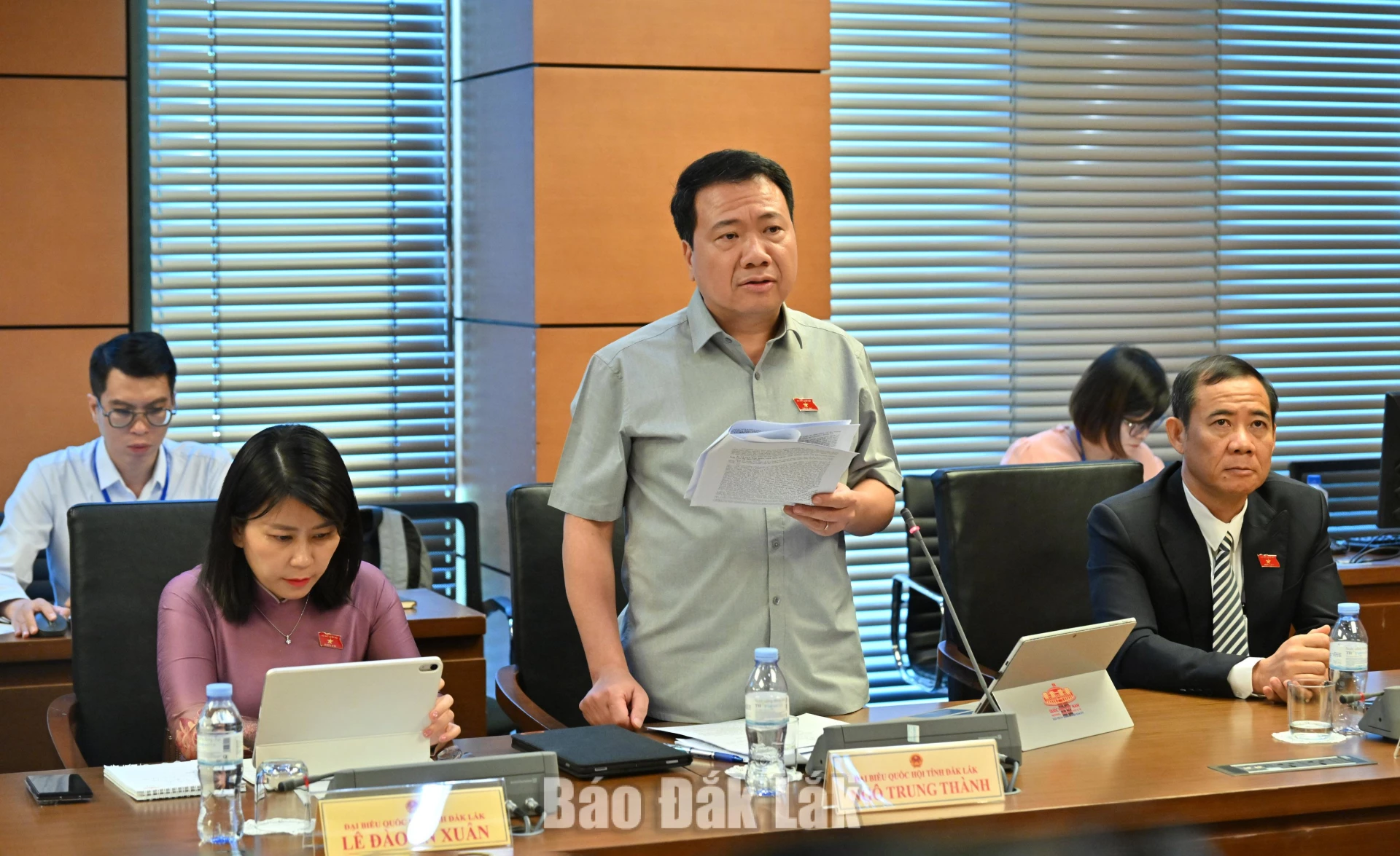 Đại biểu Ngô Trung Thành, Phó Chủ nhiệm Ủy ban Pháp luật và Tư pháp của Quốc hội phát biểu thảo luận. Ảnh: Đoàn ĐBQH tỉnh cung cấp