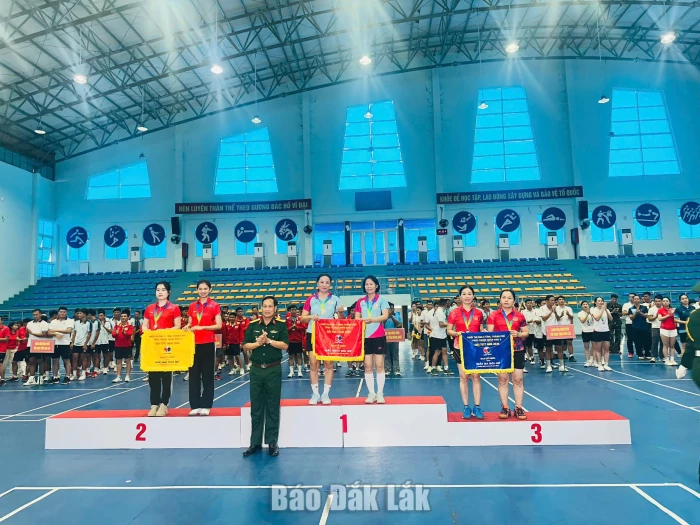 Đại tá Nguyễn Duy Tráng phó cht bộ CHQS tỉnh Đắk Lắk trao giải cho môn gì em bóng bàn nữ