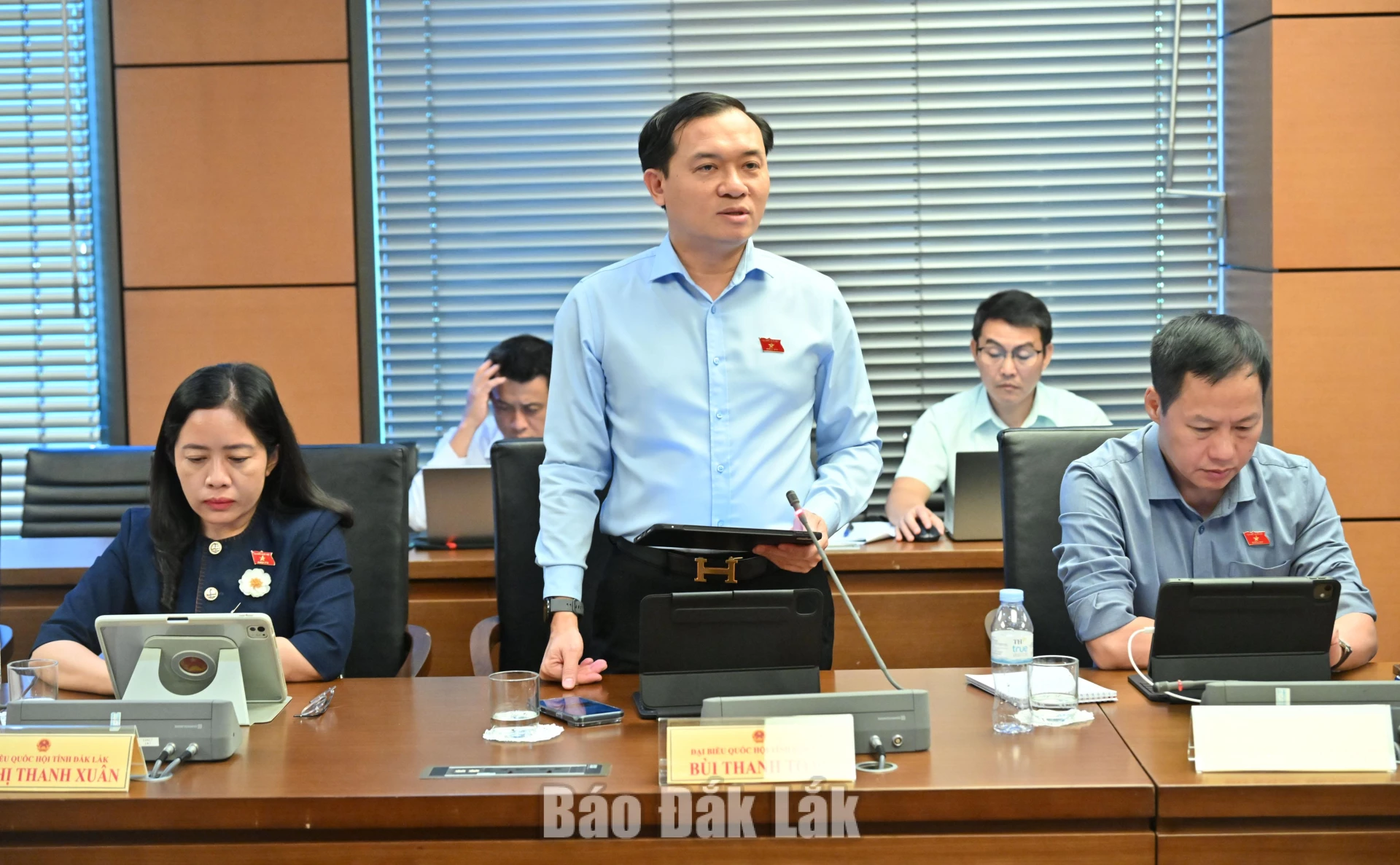 Đại biểu Bùi Thanh Toàn, Ủy viên Ban Thường vụ Tỉnh ủy, Giám đốc Sở Khoa học và Công nghệ tỉnh Đắk Lắk phát biểu thảo luận. Ảnh: Đoàn ĐBQH tỉnh cung cấp