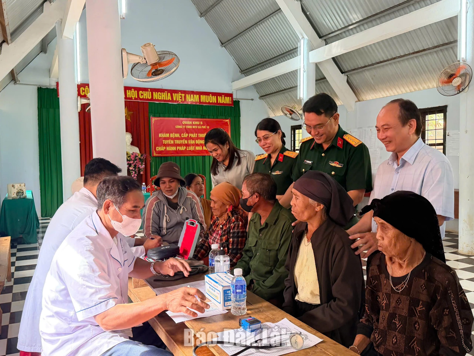 Lãnh đạo Công ty ân cần 