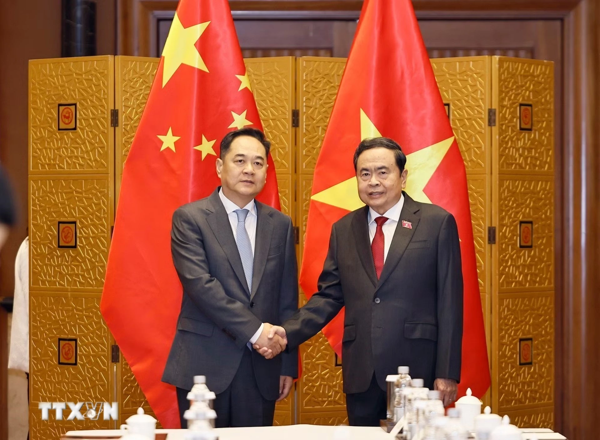 Chủ tịch Quốc hội Trần Thanh Mẫn và Chủ tịch Hội Hữu nghị đối ngoại nhân dân Trung Quốc Dương Vạn Minh. Ảnh: TTXVN