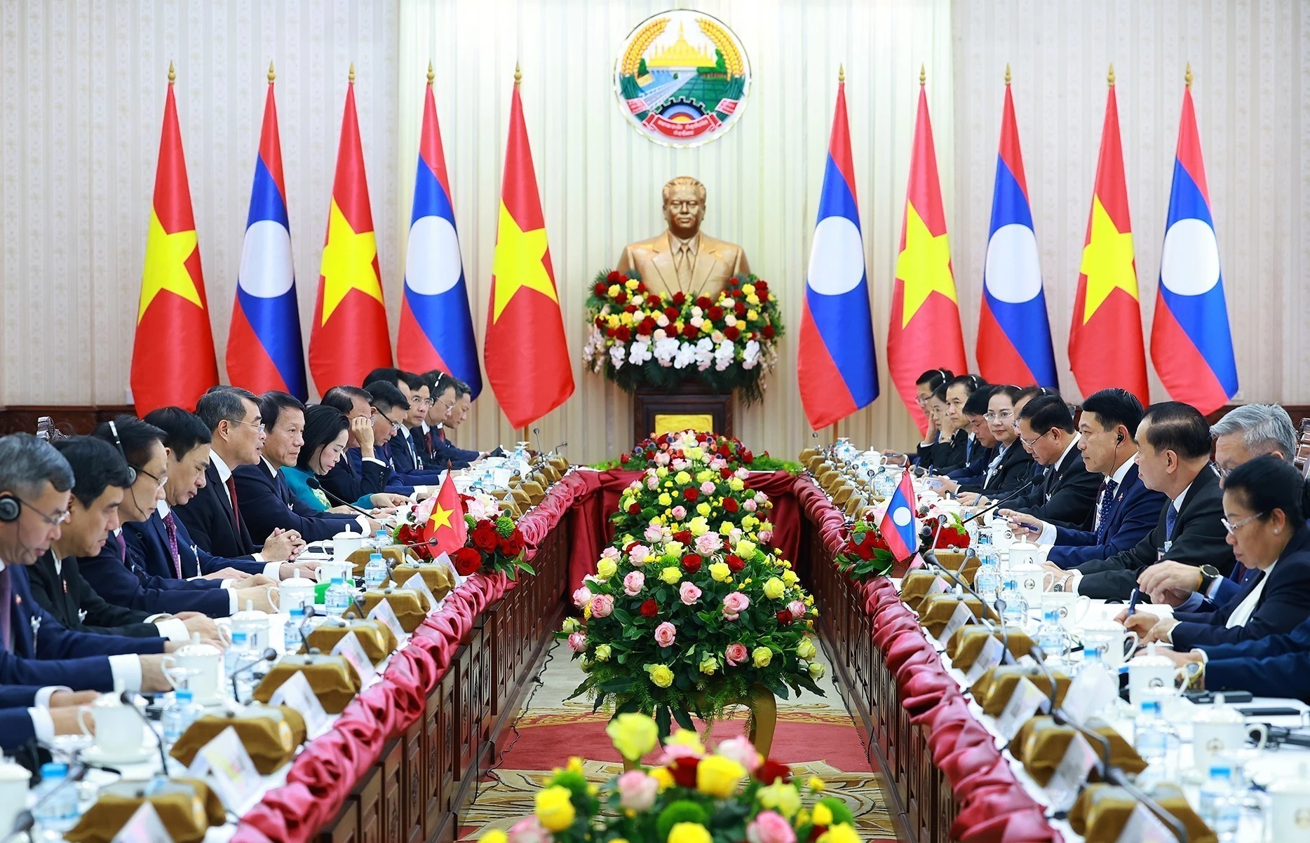 Thủ tướng Lê Minh Hưng và Thủ tướng Lào Saleumxay Kommasith hội đàm. Ảnh:  TTXVN