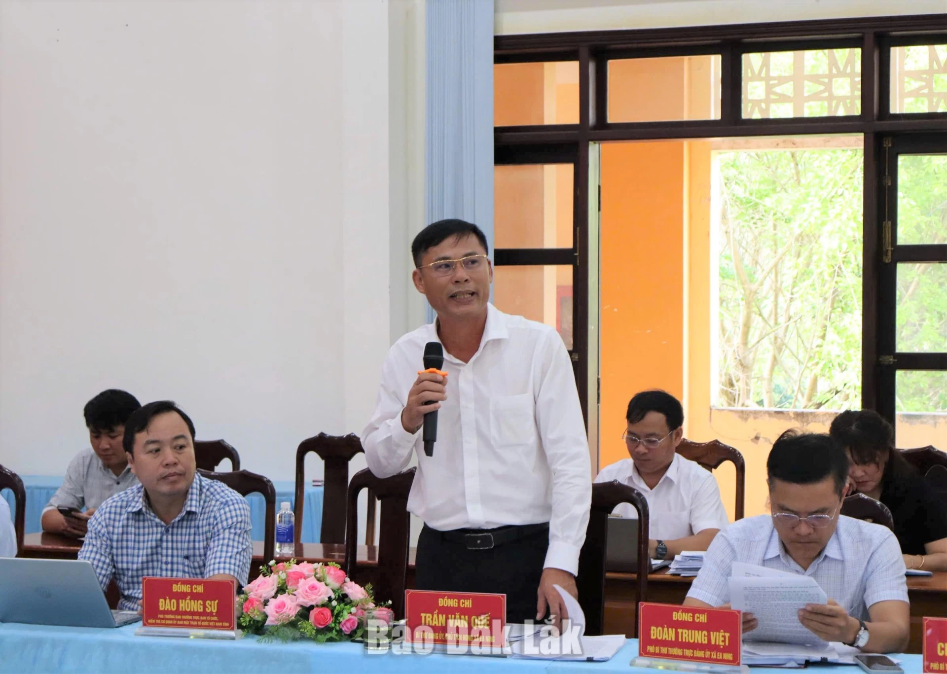 Bí thư Đảng ủy, Chủ tịch HĐND xã Ea Ning Trần Văn Quế nêu ý kiến tại buổi làm việc.
