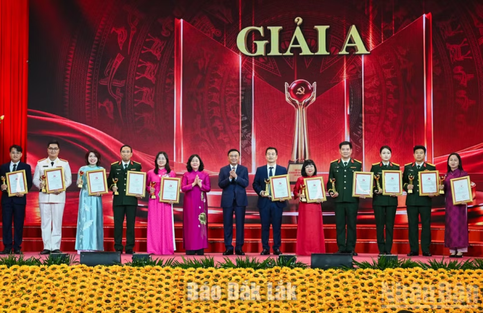 Thường trực Ban Bí thư Trần Cẩm Tú và Chủ tịch Ủy ban Trung ương Mặt trận Tổ quốc Việt Nam Bùi Thị Minh Hoài trao giải A cho các tác giả, nhóm tác giả.