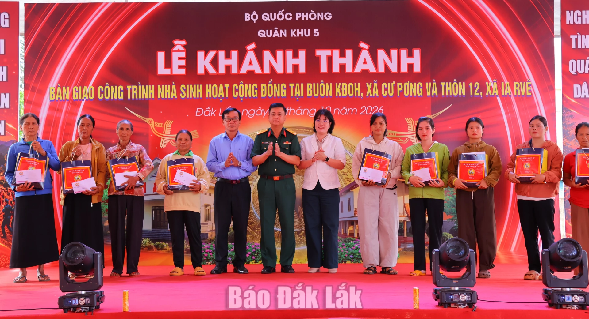 Đại diện Ủy ban MTTQ Việt Nam tỉnh, các ban ngành, đơn vị trao quà tặng người dân có hoàn cảnh khó khăn
