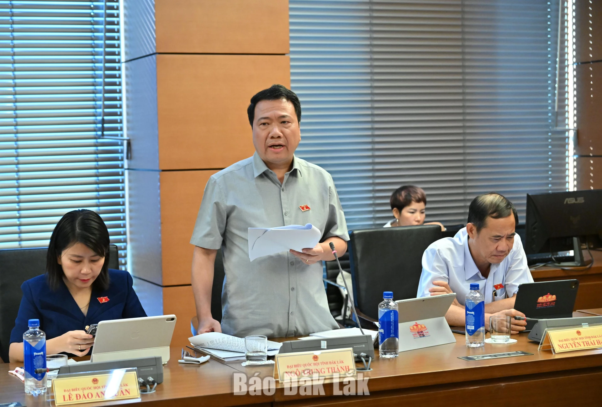 Đại biểu Ngô Trung Thành, Phó Chủ nhiệm Ủy ban Pháp luật và Tư pháp của Quốc hội phát biểu tại phiên làm việc. Ảnh: Đoàn ĐBQH tỉnh cung cấp