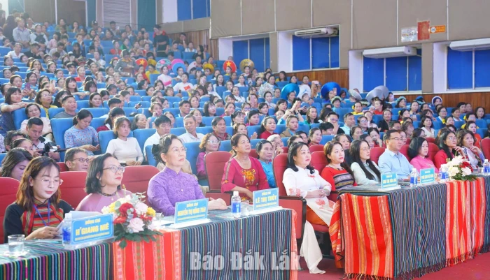 Rực rỡ sắc màu văn hóa trong Đêm hội Áo dài và trang phục dân tộc