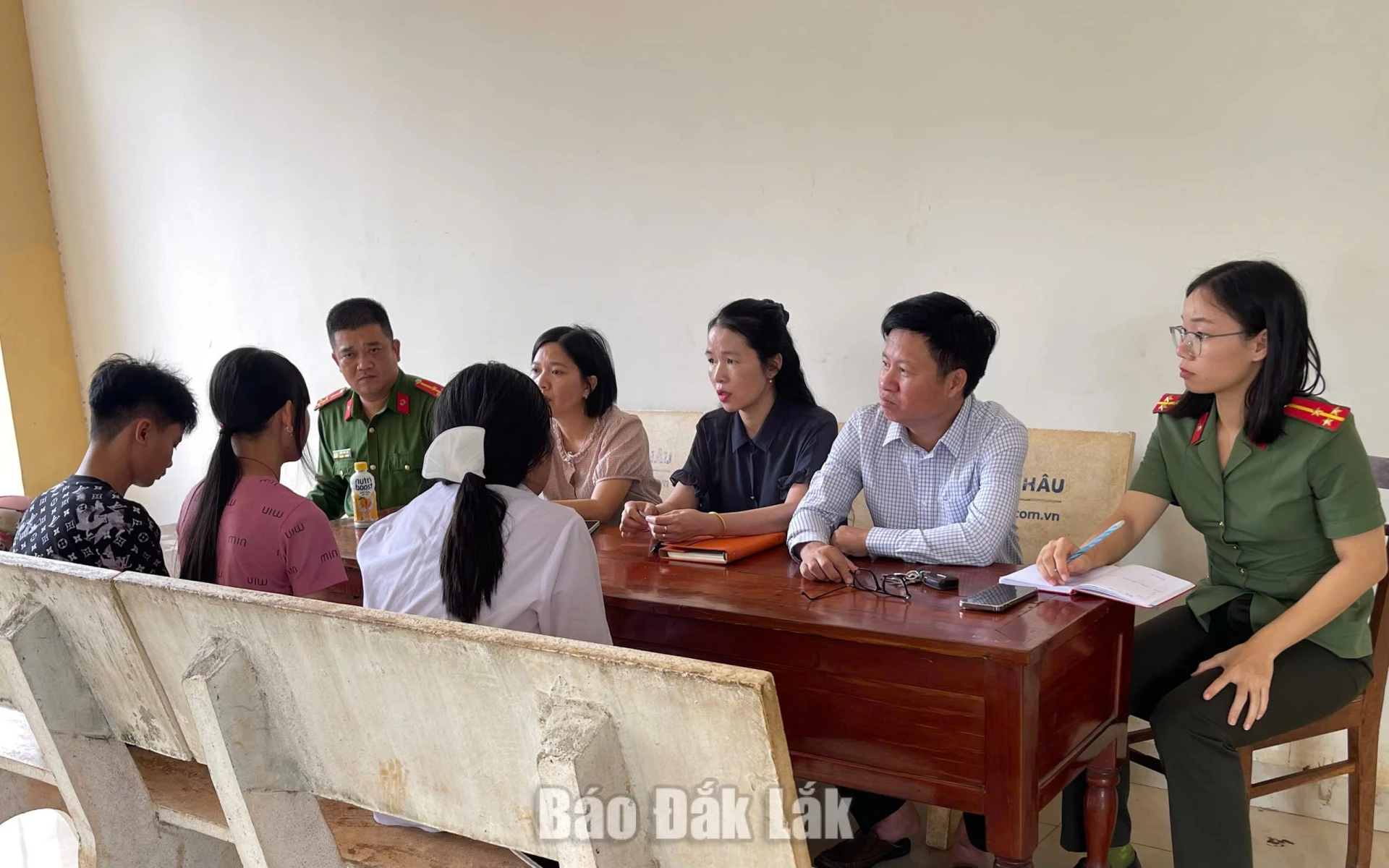 Công an xã Quảng Phú đang phối hợp với chính quyền địa phương, nhà trường và gia đình để tiếp tục làm việc với các cá nhân liên quan
