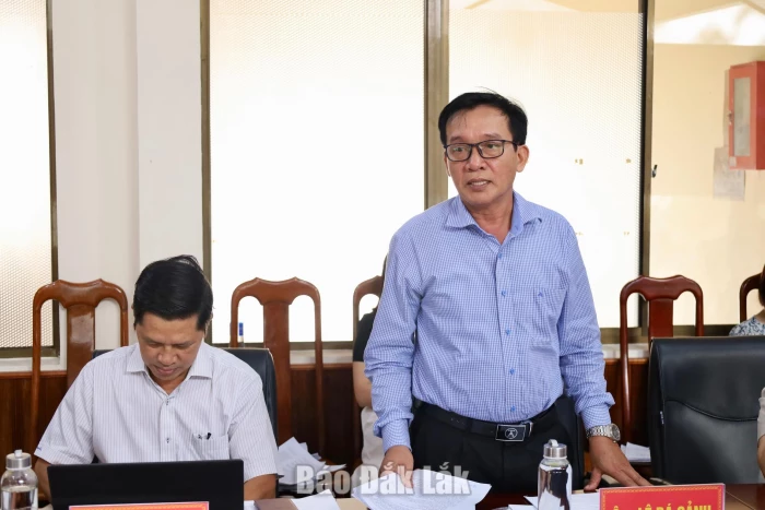 Phó Chủ tịch Ủy ban MTTQ Việt Nam tỉnh Lê Bá Cảnh phát biểu tại cuộc họp.